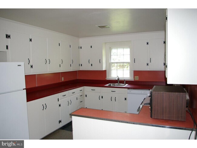 Building Photo - 1720 Newark Rd