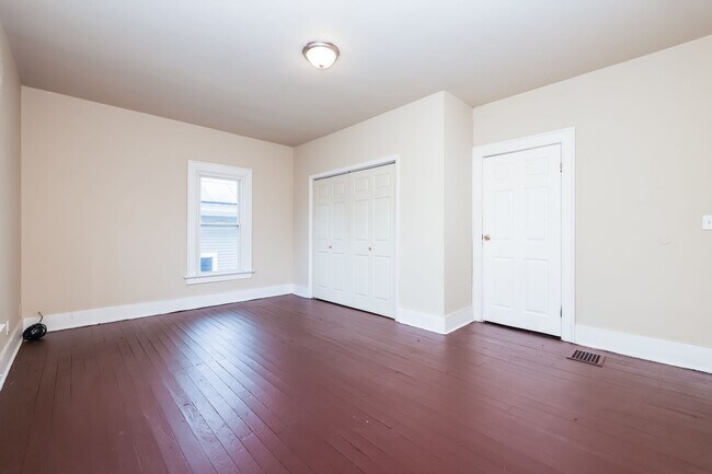 Building Photo - 557/559 E Madison Ave