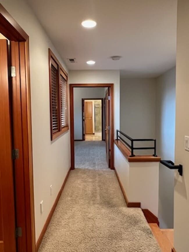 Building Photo - AUGUST RENT FREE with LIMITED SHOWINGS AVAILABLE on July 25th! - Gorgeous Townhome Style Condomin...