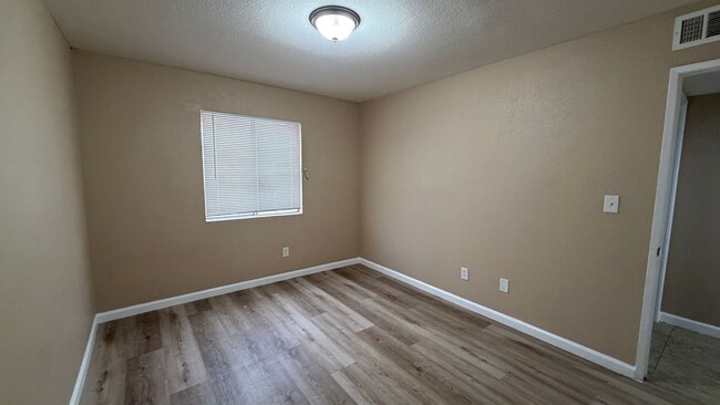 Building Photo - Two Bedroom One Bathroom Apartment in San Bernardino!