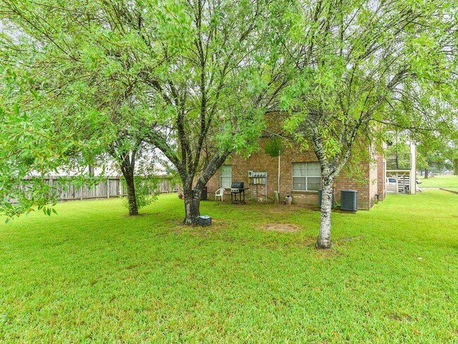Building Photo - 13902 Buckingham Dr
