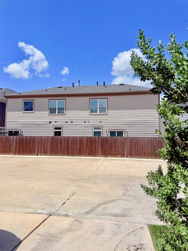 Building Photo - 16575 Oasis Glade Dr