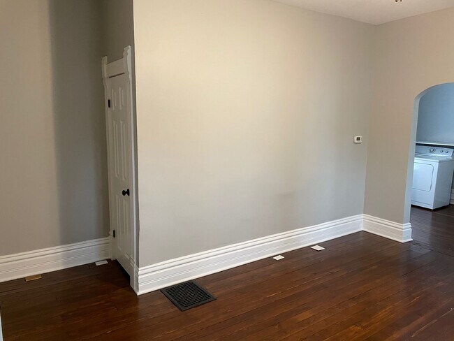 Building Photo - Charming 2-Bed, 1.5-Bath Single family hom...