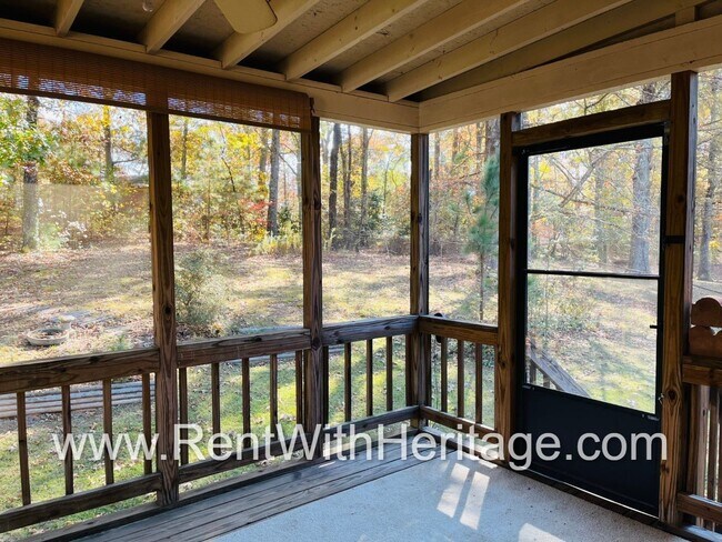 Building Photo - Amazing 4 Bedroom/ 2 Bath Home / Bonus Roo...