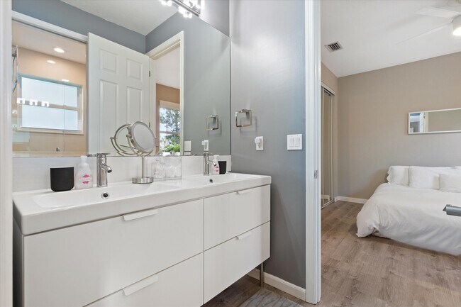 Building Photo - 11710 Paradise Cove Ln