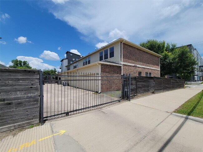 Building Photo - 3 Bed Townhome in 77003 Near Minute Maid Park + First-Floor Living