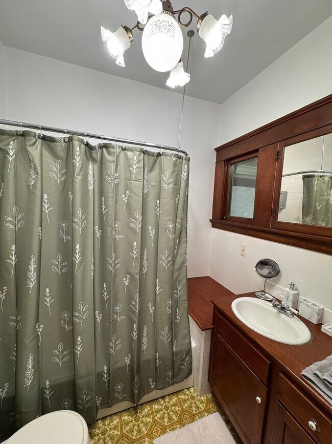 Building Photo - YOUR PACIFIC NORTHWEST RETREAT AWAITS! AV CHARGING STATION, GORGEOUS VIEWS, PRIVACY AND MORE!