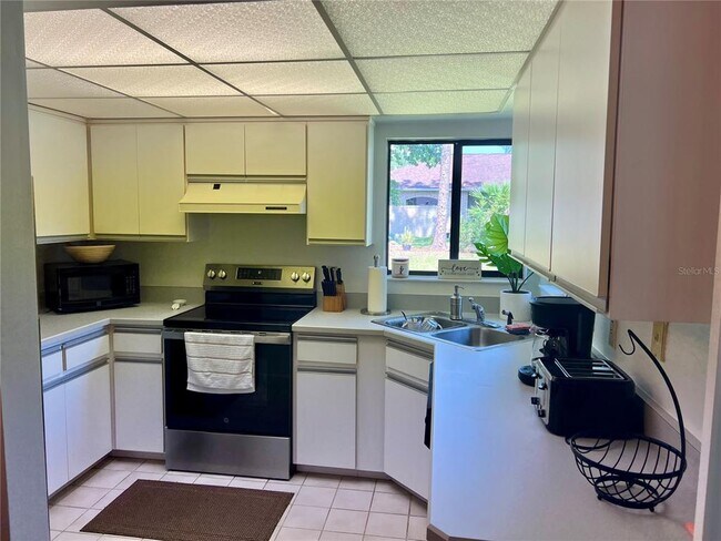 Building Photo - 6 Willow Grove Pl