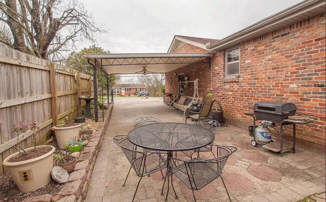 Building Photo - "Charming 2-Bed Home with Spacious 1700 Sq Ft Layout, FENCED yard!"