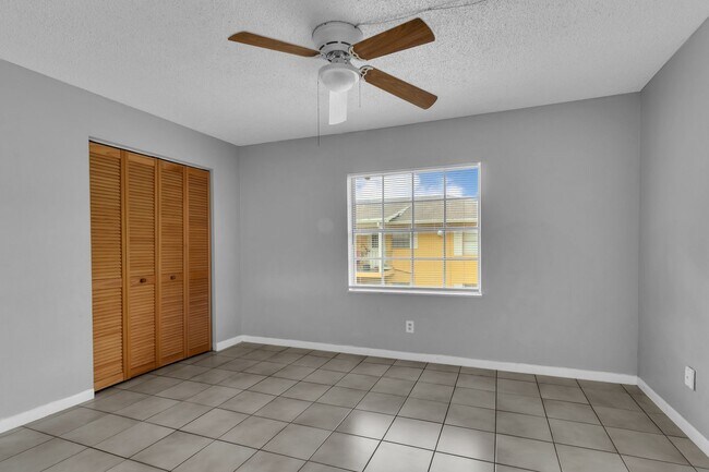Building Photo - 1629 W Oak Ridge Rd