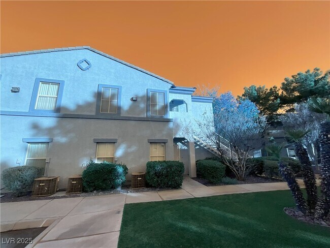 Building Photo - 3400 Cabana Dr