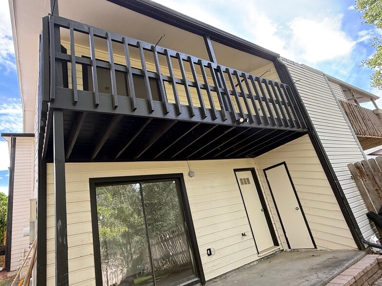 Building Photo - 2412 1/2 Hidden Valley Dr