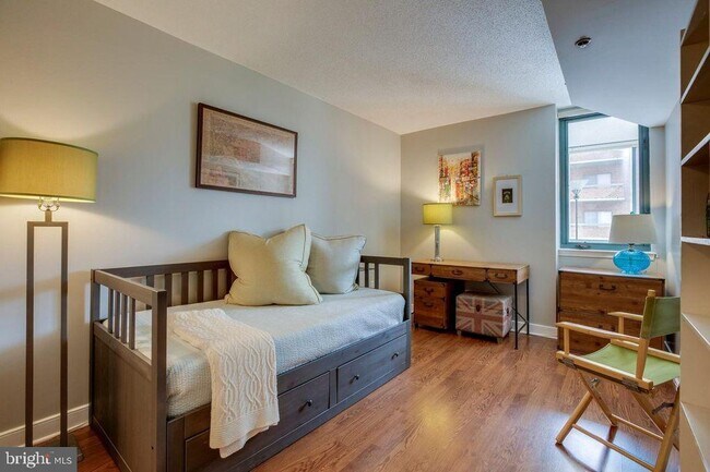 Building Photo - 1050 N Taylor St