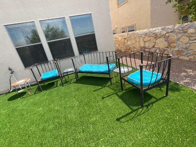 Building Photo - "Charming El Paso Oasis: 3-Bedroom Retreat...
