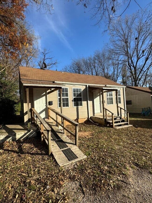 Building Photo - Great 1 bed 1 bath duplex in North Springfield. Remodeled