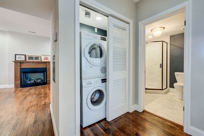 Building Photo - CONDO ON THE HILL 3 BED 1 BATH - Hardwood ...