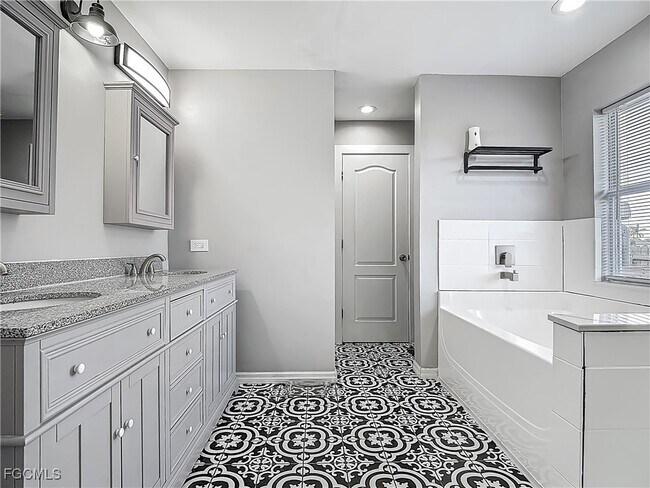 Building Photo - 2732 NW 3rd Terrace