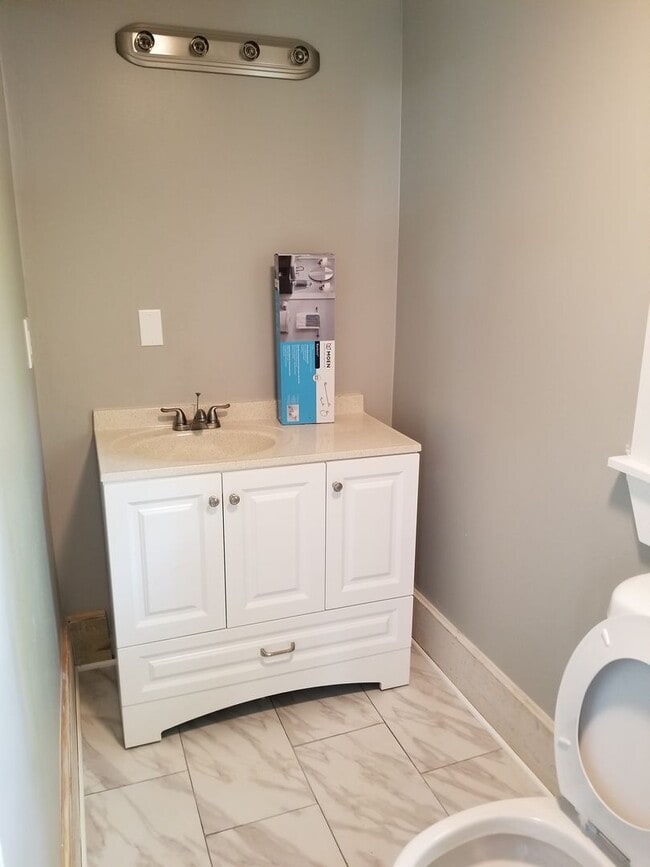 Building Photo - Cozy Home