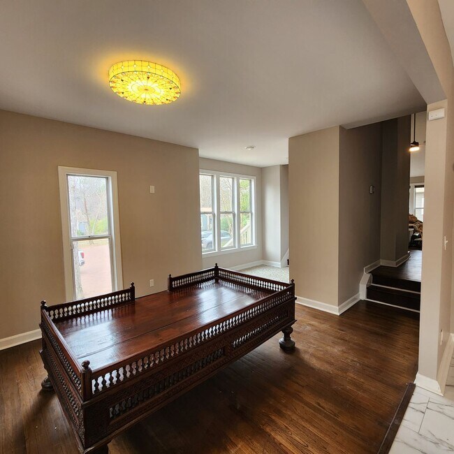 Building Photo - Beautiful End unit Townhome for rent