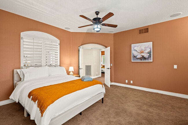 Building Photo - Elegant 5BR Furnished Estate with Pool & G...