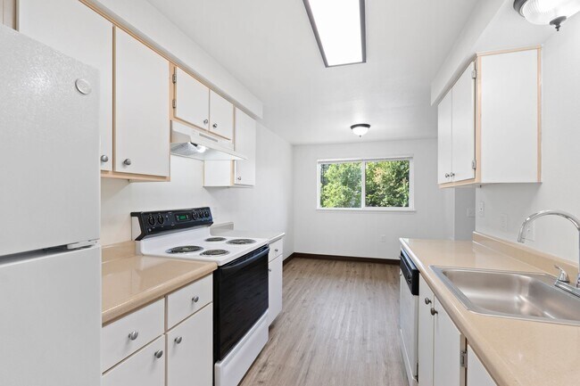 Building Photo - 2 Bedrooms 2 Bathrooms Available now - Was...