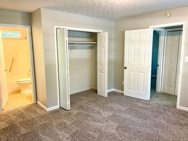 Building Photo - Welcome to the Charming 4 Bedroom/3 Bath w...