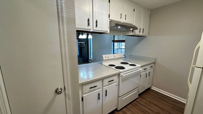 Building Photo - Lovely SOUTHWOOD Area 2/1.5 w/ Large Yard, Deck, & Open Floor Plan! $1350/month Avail July 1st!