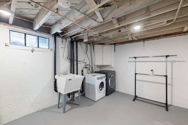 Building Photo - 2 bedroom 1 bath with full basement in Sellwood!