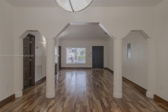 Building Photo - 3722 Royal Palm Ave