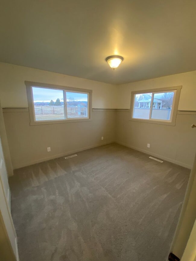 Building Photo - Gorgeous Fully Remodeled 3 Bed 1.5 baths a...