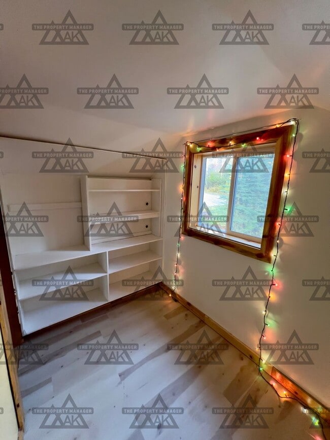Building Photo - Cozy 1-Bedroom Loft Home with Office & Covered Deck/Sorry no pets