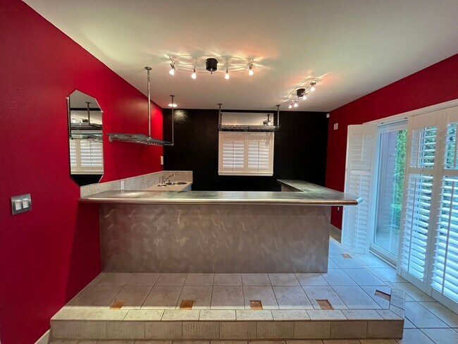 Building Photo - Immaculate 4 bedroom, 3.5 bathroom, tri-level Home in Tigard!! Expansive Views, Office space, Gam...