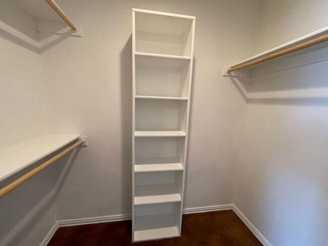 Building Photo - 100/102 Crossbow Ct.