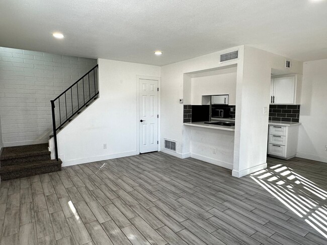 Building Photo - Beautifully Upgraded 3 Bedroom 1 Bathroom ...