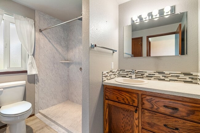 Building Photo - 197 Bay Lyn Dr