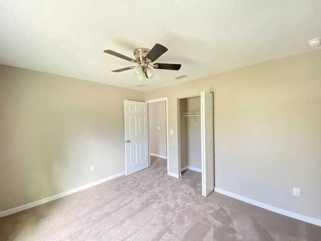 Building Photo - Desirable SW Ocala Neighborhood 3/2/2 *WON'T LAST*