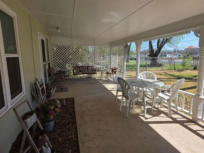 Building Photo - FOR LEASE!! Great location!