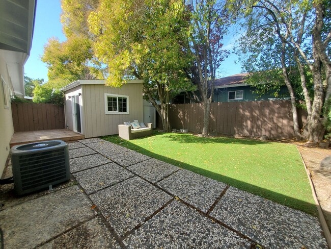 Building Photo - Kentfield 3x2 Flat + detached office, fron...