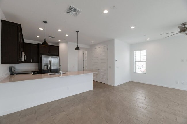 Building Photo - Like Brand New Luxurious Modern 3 Bedroom ...