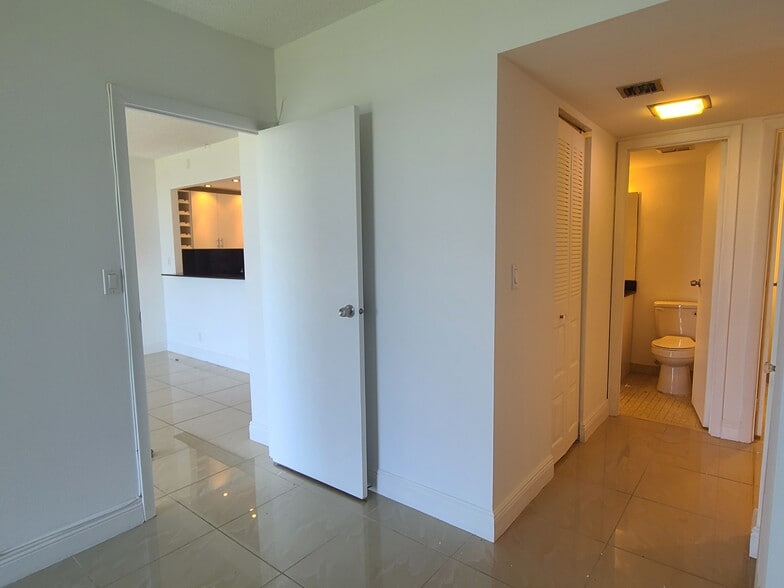 Building Photo - 20335 W Country Club Dr