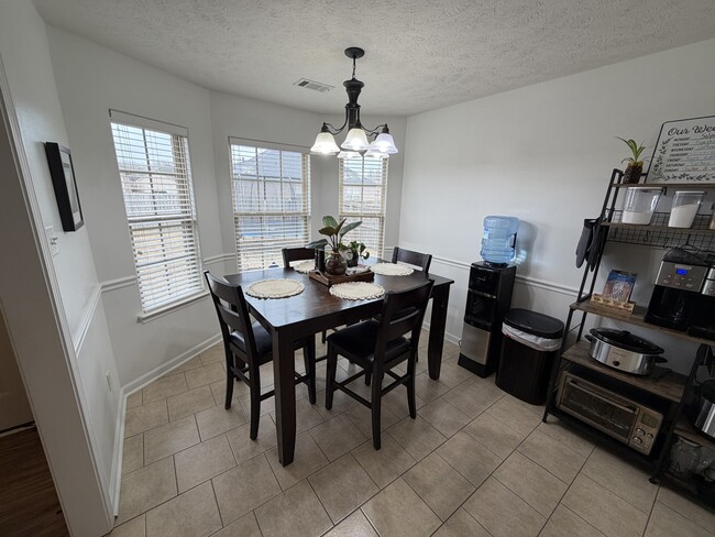 Building Photo - 2418 Canterbury Ln