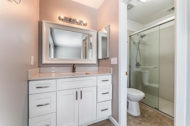 Building Photo - "Charming 3-Bed Oasis with 2 Full Baths in Vibrant Las Vegas - 1315 Sq Ft of Comfort!"