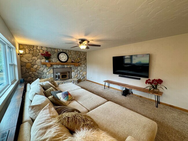 Building Photo - Beautiful home in Black Forest on 2.5 acres