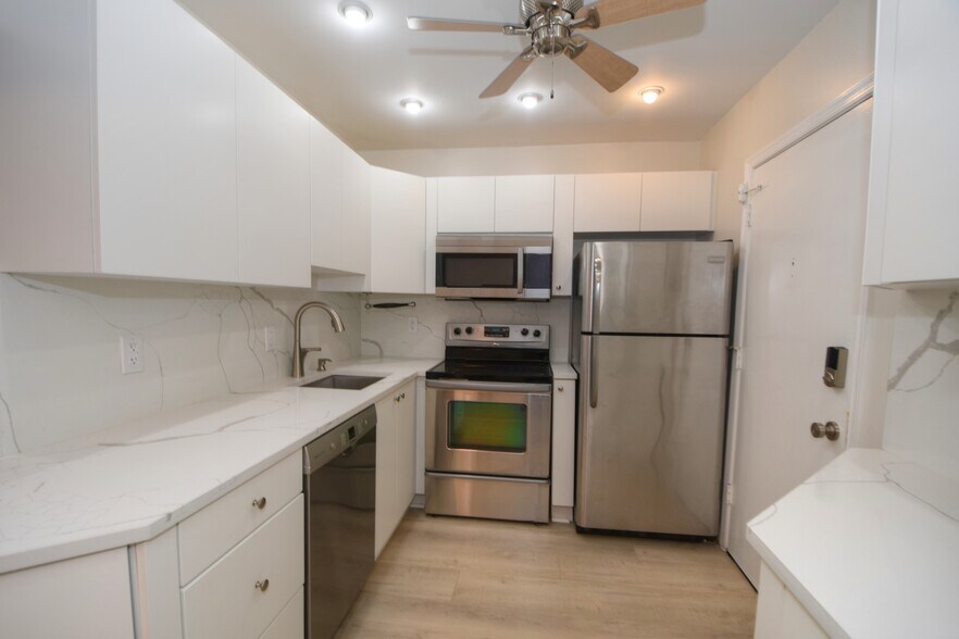 Building Photo - 2161 NE 68th St