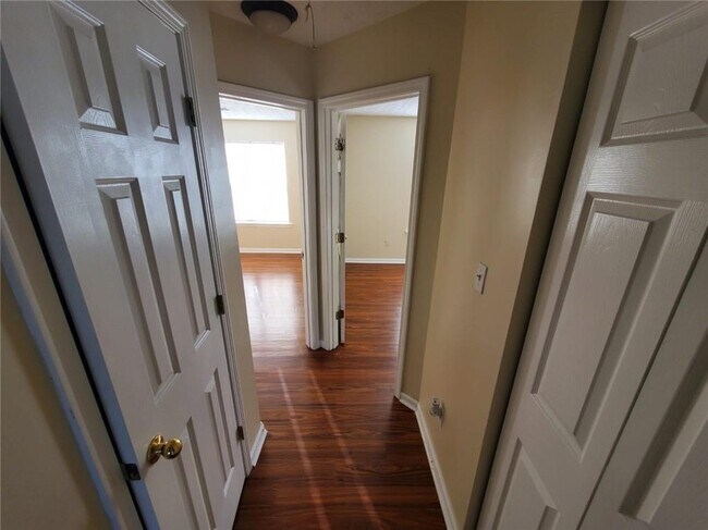 Building Photo - 5450 Twin Lakes Dr