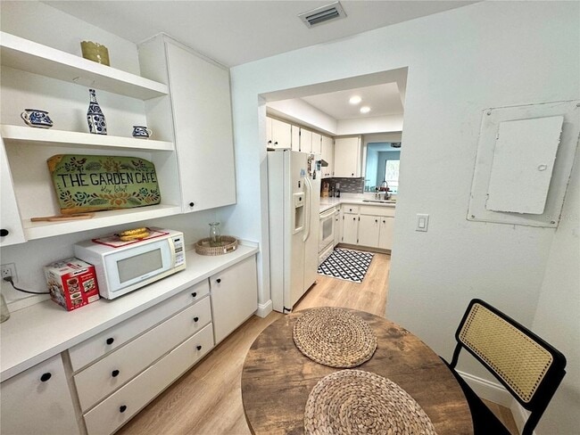 Building Photo - 6999 W Country Club Dr N