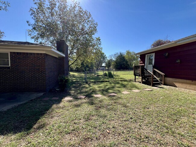 Building Photo - 3 Bedroom Home in Greenwood!
