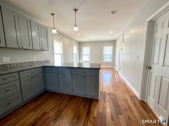 Building Photo - 105 Churchill St