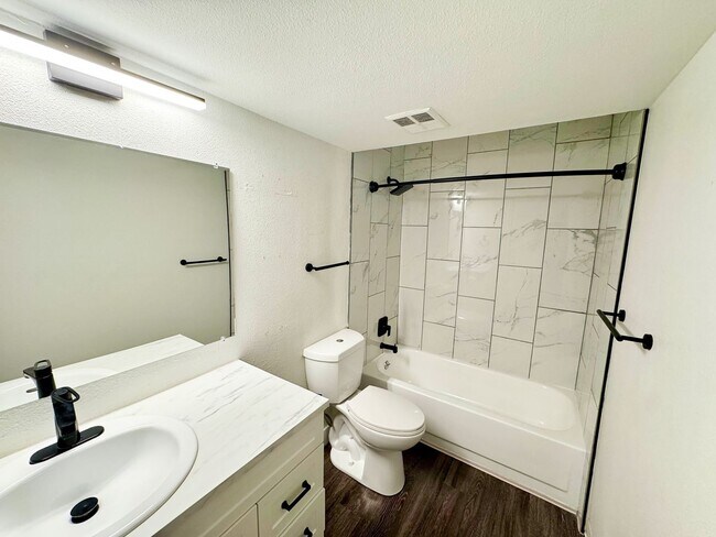 Building Photo - 5283 W Center Ave