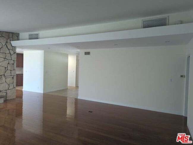 Building Photo - 1156 Las Pulgas Pl